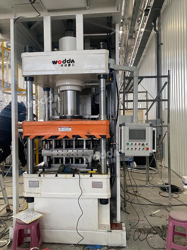 200噸三梁四柱液壓機現場調試