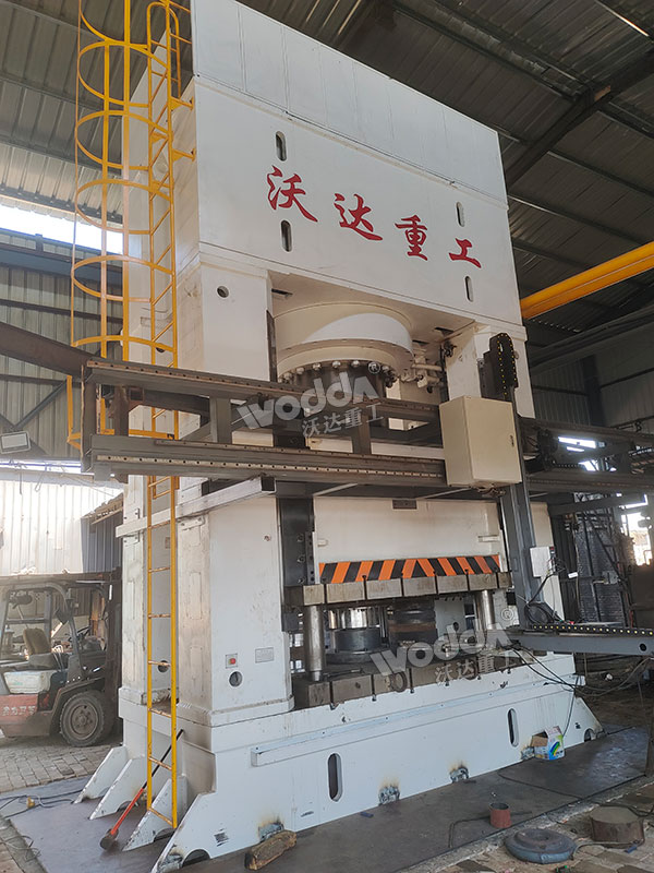 2500噸熱鍛液壓機(jī)現(xiàn)場.jpg